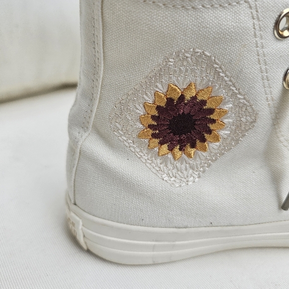 White High-Top Canvas Sneakers with Sunflower Embroidery - Picture 2 of 6